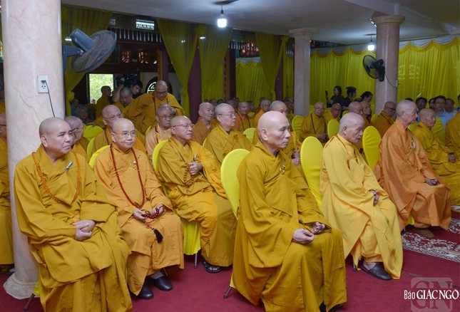 Chư tôn giáo phẩm lắng lòng tưởng niệm bậc thạch trụ tòng lâm