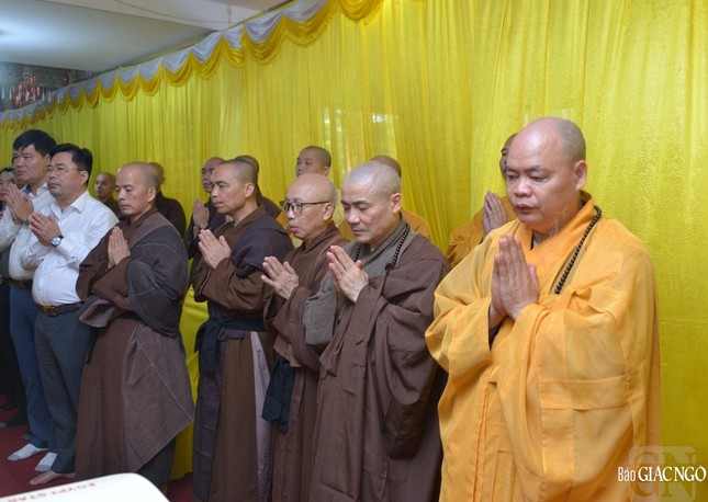 Môn đồ đệ tử thành tâm tưởng niệm tôn sư - người khai tâm mở trí