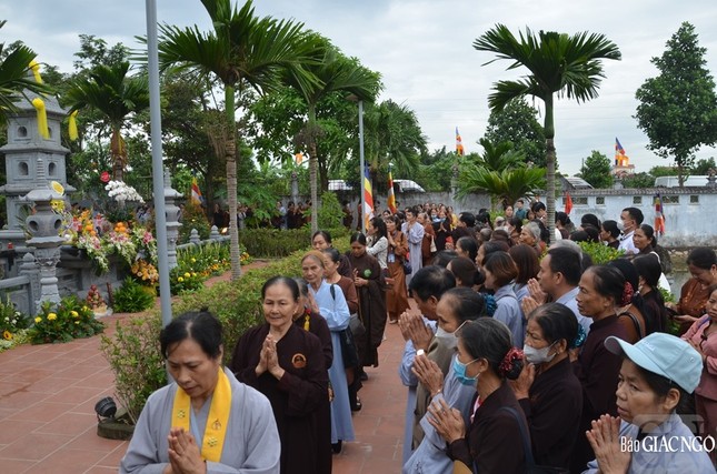 Đông đảo Phật tử tuần tự nhiễu tháp