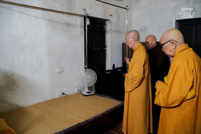 Đức Pháp chủ thăm liêu phòng, nơi có chiếc giường đơn sơ của cố Đại lão Hòa thượng Thích Phổ Tuệ