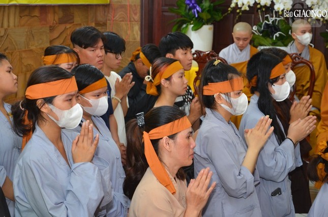 Nhiều trẻ em mồ côi và người già không nơi nương tựa được Ni trưởng Thích nữ Như Diệu bảo bọc chở che Nhiều trẻ em mồ côi và người già không nơi nương tựa được Ni trưởng Thích nữ Như Diệu bảo bọc chở che