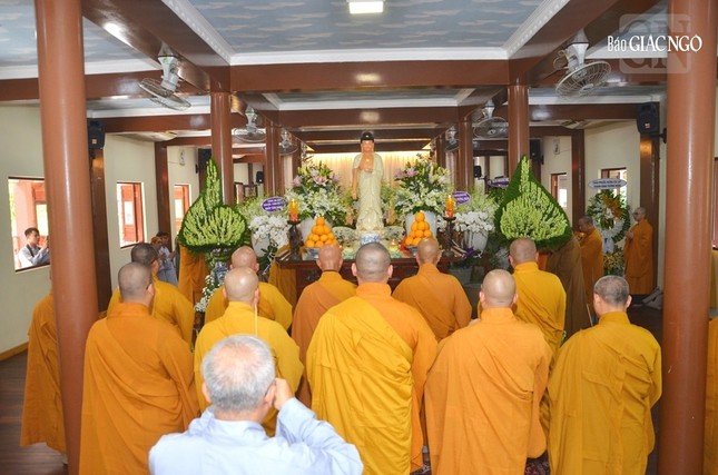 Chư tôn đức Ban Trị sự GHPGVN TP.HCM viếng tang cố Hòa thượng Thích Chơn Phát vào chiều ngày 6-11