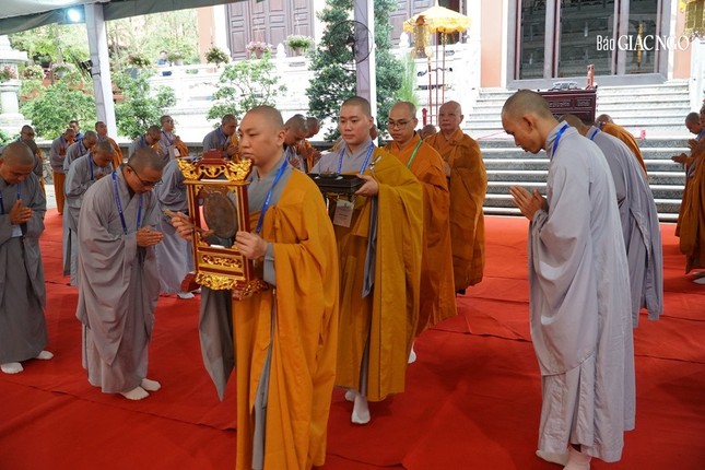 Giới tử thành tâm cung kính lãnh thọ những lời giáo giới