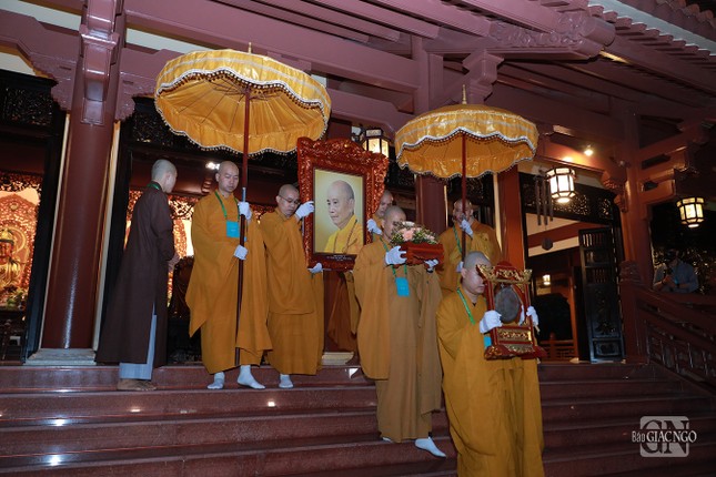 Cung thỉnh pháp tướng Trưởng lão Hòa thượng rời tổ đường chùa Huệ Nghiêm quang lâm giới trường Việt Nam Quốc Tự