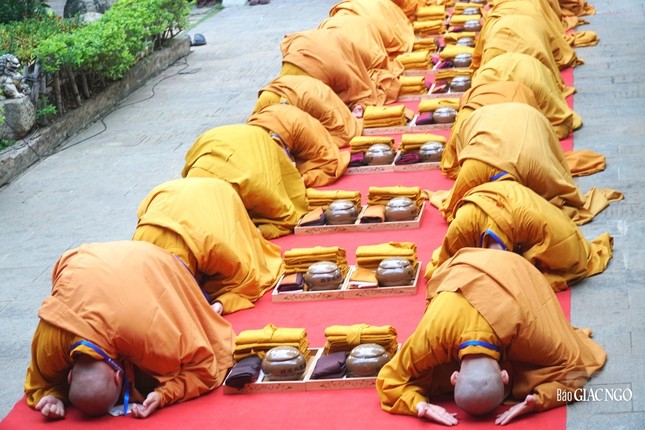 Giới tử ngũ thể đầu địa cung thỉnh chư tôn đức giới sư