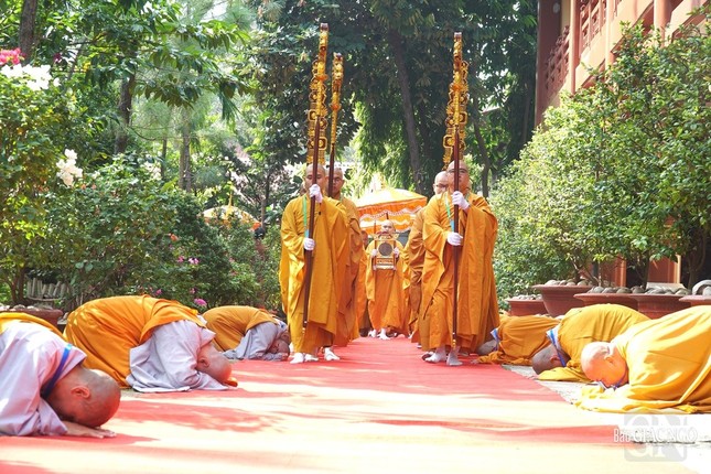 Giới tử ngũ thể đầu địa, giới thể châu viên đảnh lễ tạ ân Hội đồng Thập sư đã trao truyền giới pháp