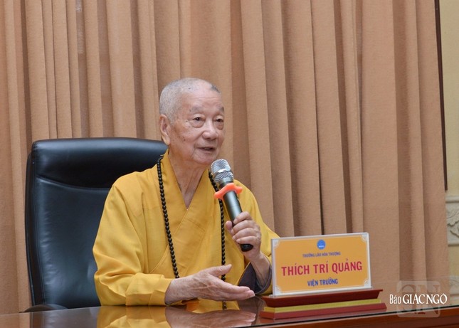 Trưởng lão Hòa thượng Thích Trí Quảng sách tấn các thành viên Hội đồng Điều hành và lãnh đạo các khoa thuộc Học viện trong buổi trao quyết định