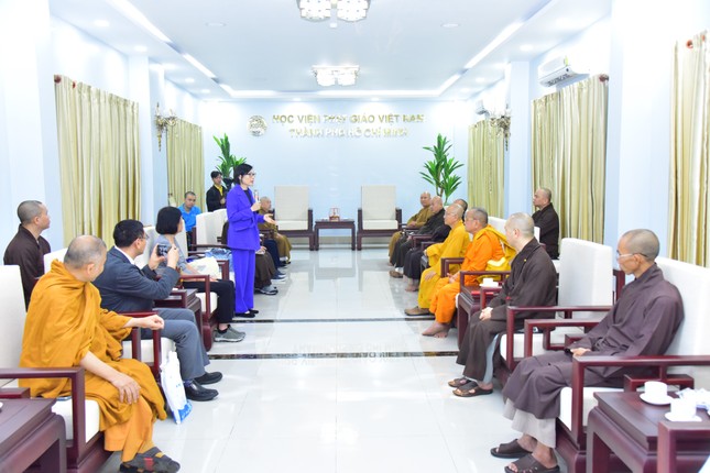Bà Tạ Minh Hoa đại diện Trường Đại học Tây Lai (University of the West) chia sẻ về công tác giảng dạy của nhà trường Bà Tạ Minh Hoa đại diện Trường Đại học Tây Lai (University of the West) chia sẻ về công tác giảng dạy của nhà trường