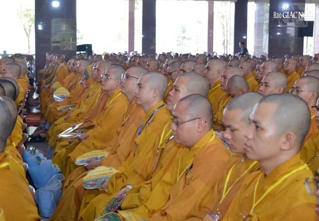 Tăng sinh tốt nghiệp được đánh số thứ tự theo diễn tập trước khi nhận bằng chính thức