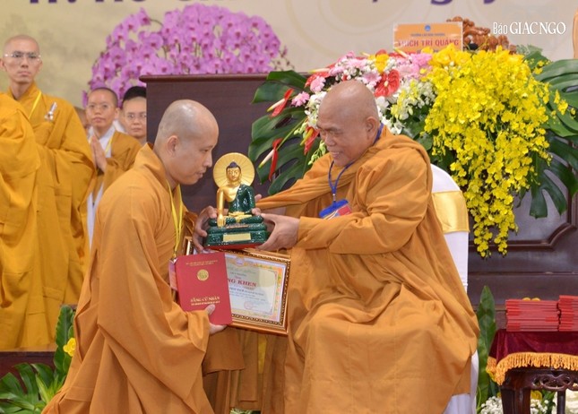 Hòa thượng Thích Giác Toàn trao Bằng tốt nghiệp và Giấy khen đến Tăng sinh tốt nghiệp Cử nhân