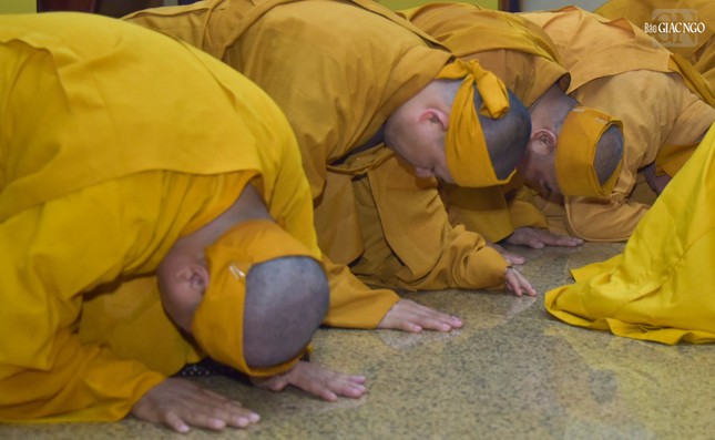 Môn đồ nguyện thay thế tôn sư phủ phục lễ tạ liệt vị Tổ sư