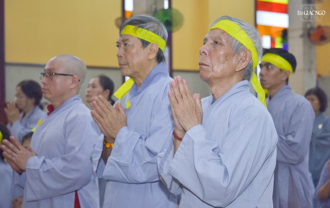 Nhiều Phật tử đã gác lại việc vui xuân, đón Tết để về thọ tang tiễn biệt vị thầy khả kính về cõi tịnh