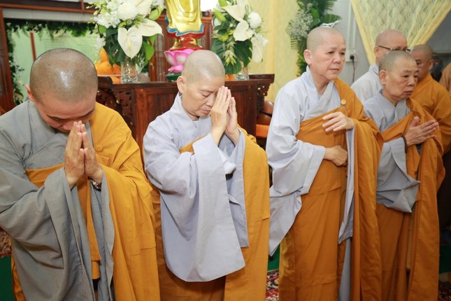 Chư tôn đức Ni kinh lễ Giác linh Ni trưởng tân viên tịch