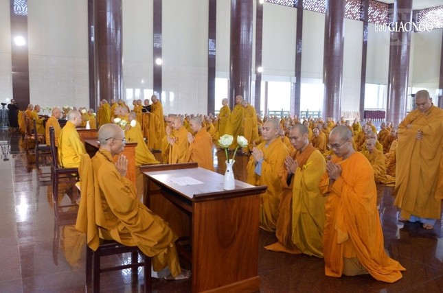 Tăng sinh nội trú tuần tự tác pháp với chư tôn đức Phó Viện trưởng và Ban Quản viện Tăng sinh nội trú tuần tự tác pháp với chư tôn đức Phó Viện trưởng và Ban Quản viện