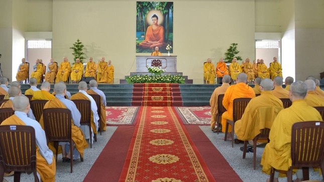 Chư tôn đức lãnh đạo Học viện, các khoa và Tăng Ni sinh nghe pháp trong khóa huân tu