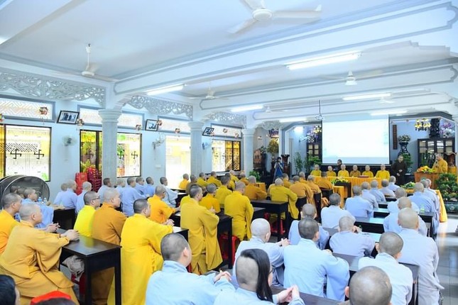 Quang cảnh buổi thăm, sách tấn chư Tăng Ni an cư trên địa bàn Q.Gò Vấp tại hạ trường chùa Huỳnh Kim