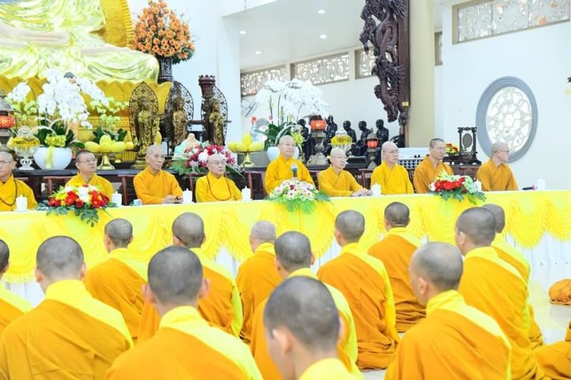 Thượng tọa Thích Nhật Từ sách tấn chư hành giả