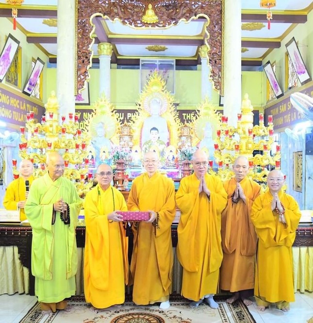 Trao tịnh tài, tịnh vật cúng dường trường hạ