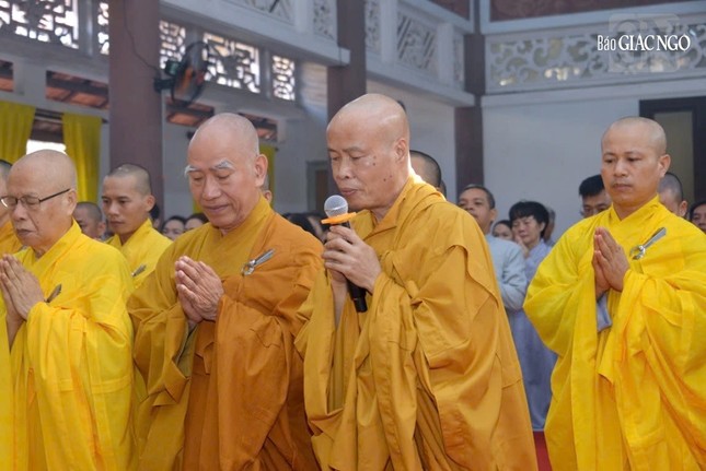 Thượng tọa Thích Tâm Minh, trụ trì thiền viện Vạn Hạnh tác bạch khánh tuế