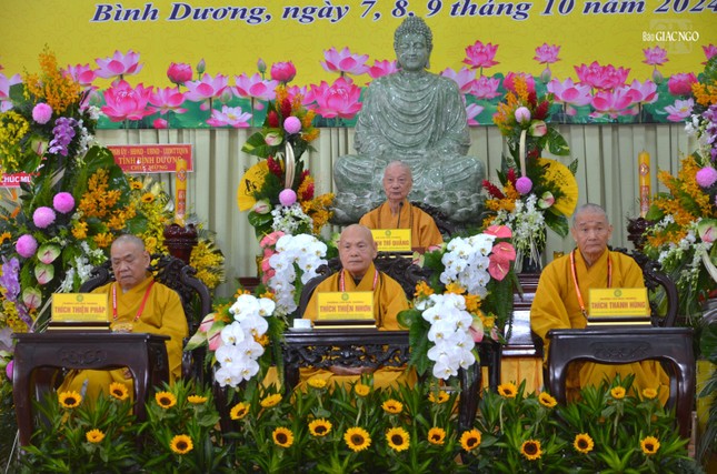 Đức Pháp chủ, Trưởng lão Hòa thượng Chủ tịch và chư vị giáo phẩm lãnh đạo Giáo hội quang lâm chứng minh