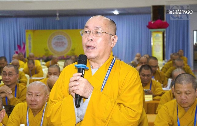 Thượng tọa Thích Đạt Đức đặt vấn đề về pháp phục của Hội đồng Thập sư tại Đại giới đàn Thượng tọa Thích Đạt Đức đặt vấn đề về pháp phục của Hội đồng Thập sư tại Đại giới đàn