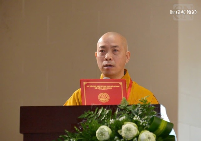 Thượng tọa Thích Quang Thạnh công bố quyết định tốt nghiệp của Hội đồng Điều hành Học viện