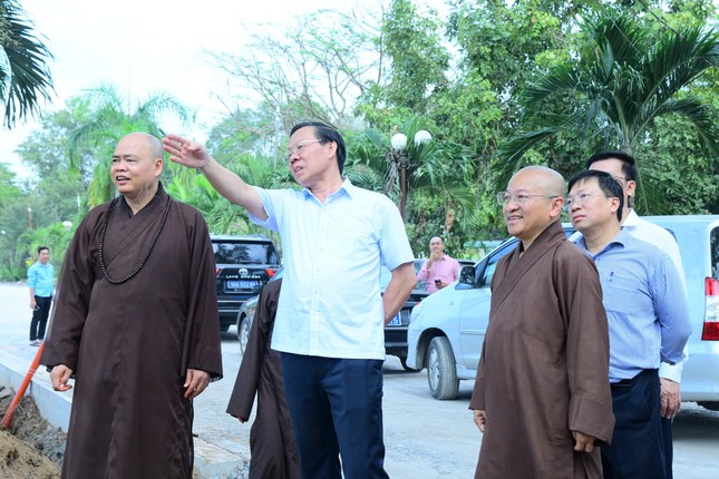 Chủ tịch UBND TP.HCM Phan Văn Mãi trực tiếp khảo sát, nắm bắt tình hình chuẩn bị cho Đại lễ Vesak 2025 tại Học viện Phật giáo VN tại TP.HCM