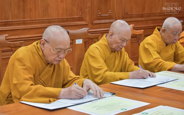 Chư tôn Trưởng lão cũng cho ý kiến, thảo luận và thống nhất về nhiều nội dung liên quan Tăng sự, đường hướng hoạt động của Giáo hội