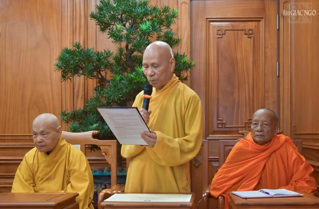 Trưởng lão Hòa thượng Thích Giác Quang, trình bày và lấy ý kiến biểu quyết các vấn đề đã được Ban Thường trực thảo luận, nhận định và thống nhất trong phiên họp ngày 9-12-2024 Trưởng lão Hòa thượng Thích Giác Quang, trình bày và lấy ý kiến biểu quyết các vấn đề đã được Ban Thường trực thảo luận, nhận định và thống nhất trong phiên họp ngày 9-12-2024