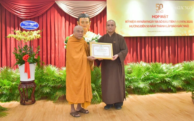 Thượng tọa Thích Tâm Hải nhận Bằng tuyên dương công đức của GHPGVN TPHCM Thượng tọa Thích Tâm Hải nhận Bằng tuyên dương công đức của GHPGVN TPHCM