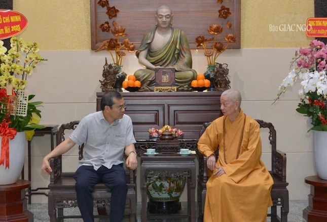 Đức Pháp chủ chia sẻ và trao đổi một số thông tin với Đại tá Phó Giám đốc Công an TP.HCM tại buổi thăm, chúc Tết