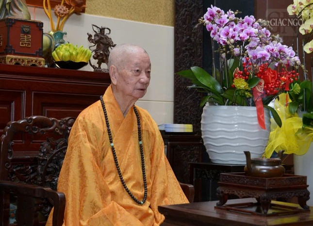 Đức Pháp chủ tán thán Ban Trị sự GHPGVN TP.HCM trong việc duy trì sinh hoạt truyền thống tảo tháp chư vị Tổ sư trong dịp cuối năm của Phật giáo
