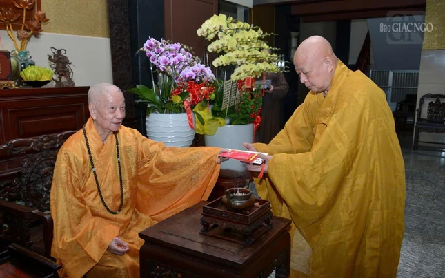 Đức Pháp chủ tặng lộc xuân đến phái đoàn và nhắc nhở nên hành trì sám hối để tâm thức trong lành chào đón một mùa xuân mới an lạc và hoan hỷ