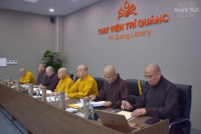 Phiên họp đặt dưới sự chứng minh của chư tôn đức lãnh đạo GHPGVN