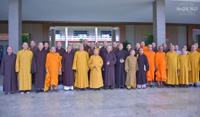 Các đại biểu trước sảnh Thư viện Trí Quảng trong khuôn viên Học viện Phật giáo VN tại TP.HCM