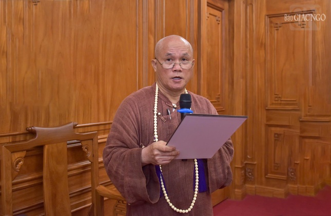 Thượng tọa Thích Giác Dũng, Thư ký Văn phòng Hội đồng Chứng minh, Thư ký Văn phòng Đức Pháp chủ bạch trình chương trình lên Đức Pháp chủ cùng chư vị Trưởng lão