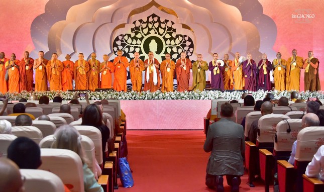 Chư Tăng theo truyền thống Theravada cử hành nghi thức xưng tán Tam bảo trong thời tụng kinh cầu nguyện hòa bình mở đầu phiên làm việc đầu giờ chiều Chư Tăng theo truyền thống Theravada cử hành nghi thức xưng tán Tam bảo trong thời tụng kinh cầu nguyện hòa bình mở đầu phiên làm việc đầu giờ chiều