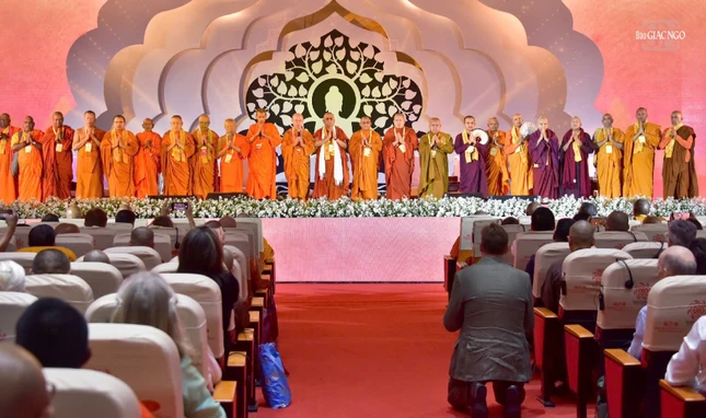 Chư Tăng theo truyền thống Theravada cử hành nghi thức xưng tán Tam bảo trong thời tụng kinh cầu nguyện hòa bình mở đầu phiên làm việc đầu giờ chiều