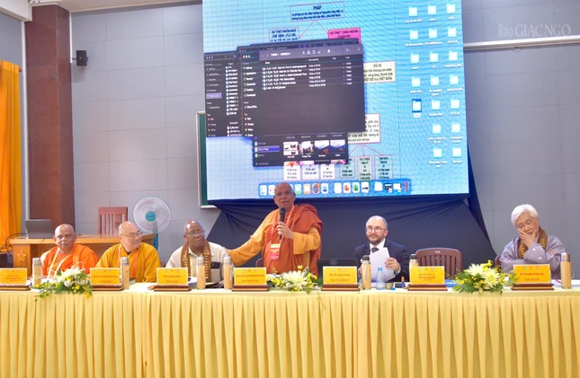 Diễn đàn 1 với chủ đề “Nuôi dưỡng bình an nội tâm vì hòa bình thế giới” thảo luận dưới sự chủ tọa của Hòa thượng Dhammaratana, Phó Chủ tịch ICDV