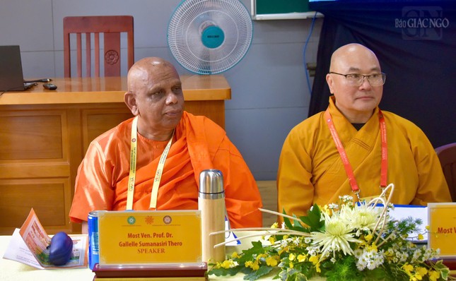 Hòa thượng Tiến sĩ Gallelle Sumanasiri, Tổng Thư ký Hội đồng Chuyên trách về Phát triển và Phật sự Sri Lanka, diễn giả chính của Diễn đàn 1 chủ đề “Nuôi dưỡng bình an nội tâm vì hòa bình thế giới”