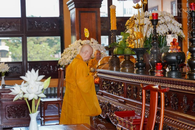 Đức Pháp chủ niêm hương, đảnh lễ hồng danh chư Phật