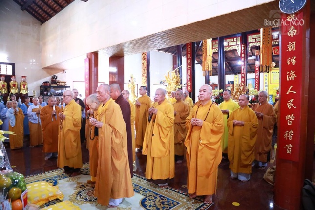 Chư tôn giáo phẩm cùng Tăng Ni môn hạ Tổ đình Linh Nguyên dâng hương tưởng niệm Tổ sư