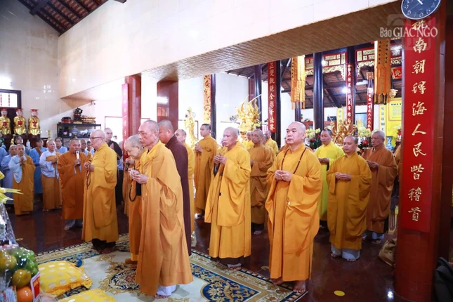 Chư tôn giáo phẩm cùng Tăng Ni môn hạ Tổ đình Linh Nguyên dâng hương tưởng niệm Tổ sư