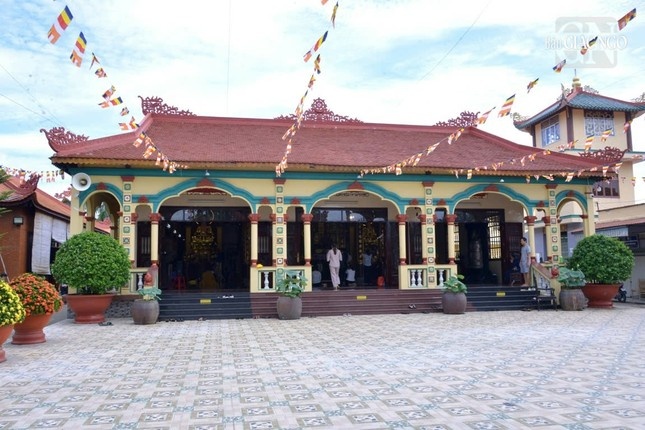 Chánh điện tổ đình Linh Nguyên sau đợt đại trùng tu năm 2017