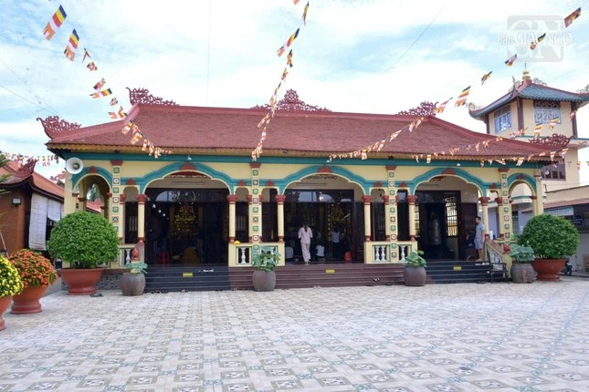 Chánh điện tổ đình Linh Nguyên sau đợt đại trùng tu năm 2017