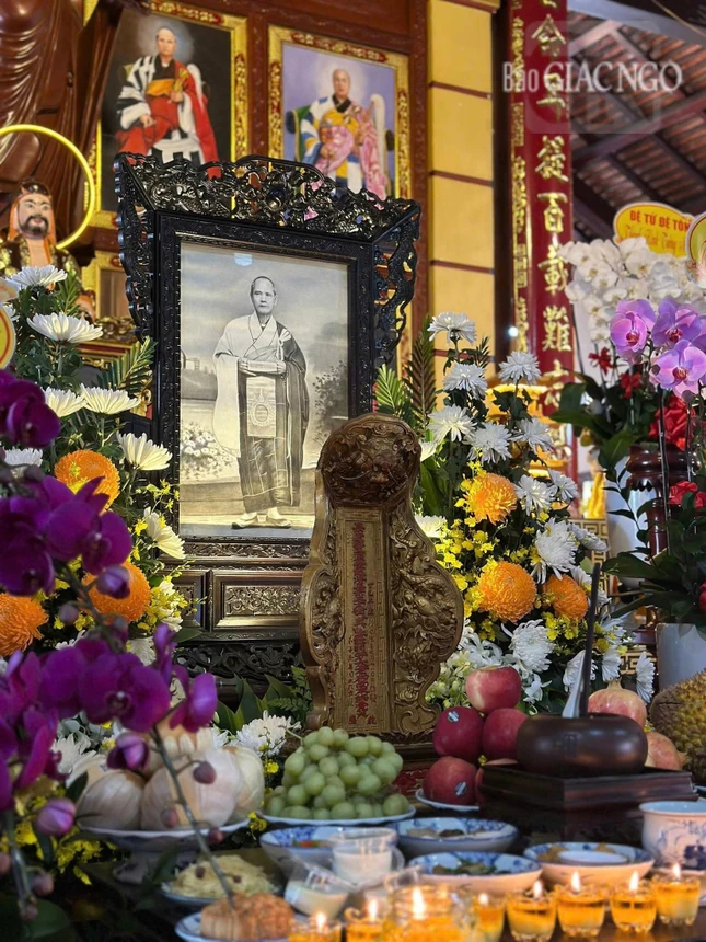 Tôn dung và long vị Tổ sư Minh Phương - Chơn Hương được tôn trí nơi án tiền Tổ đường