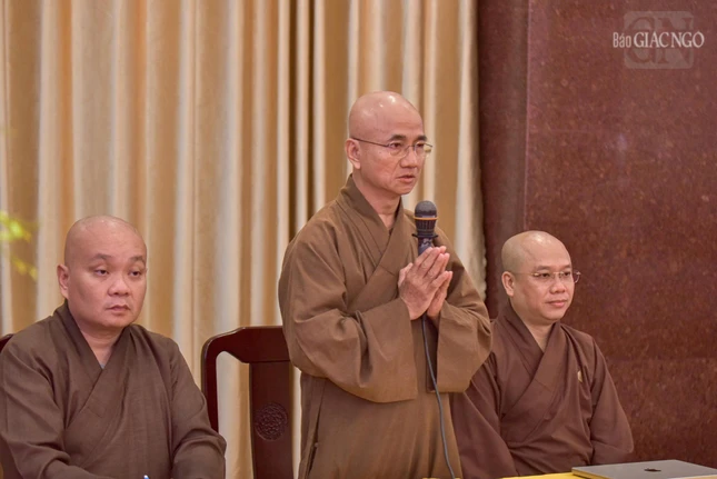 Thượng tọa Thích Thiện Quý tác bạch cung thỉnh Hòa thượng Thích Lệ Trang có buổi chia sẻ với chư Tăng Ni tham dự Tuần huân tu và Khóa bồi dưỡng trụ trì năm 2025