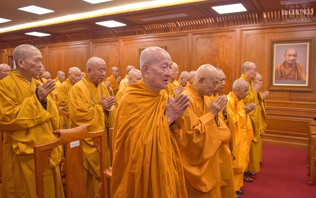 Chư Trưởng lão cử hành nghi thức niệm Phật cầu gia bị và tưởng niệm chư vị Phó Pháp chủ, Thành viên Hội đồng Chứng minh viên tịch trong thời gian gần đây