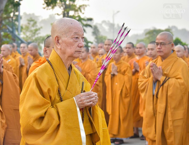 Đức Pháp chủ niêm hương cầu nguyện