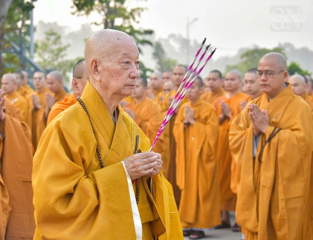 Đức Pháp chủ niêm hương cầu nguyện